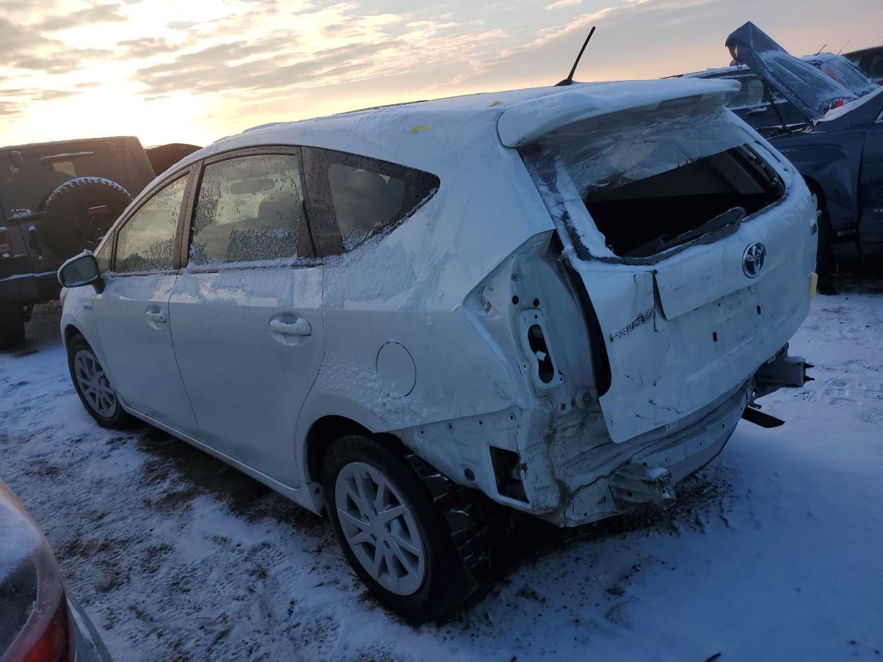2015 TOYOTA PRIUS V - Фото 2