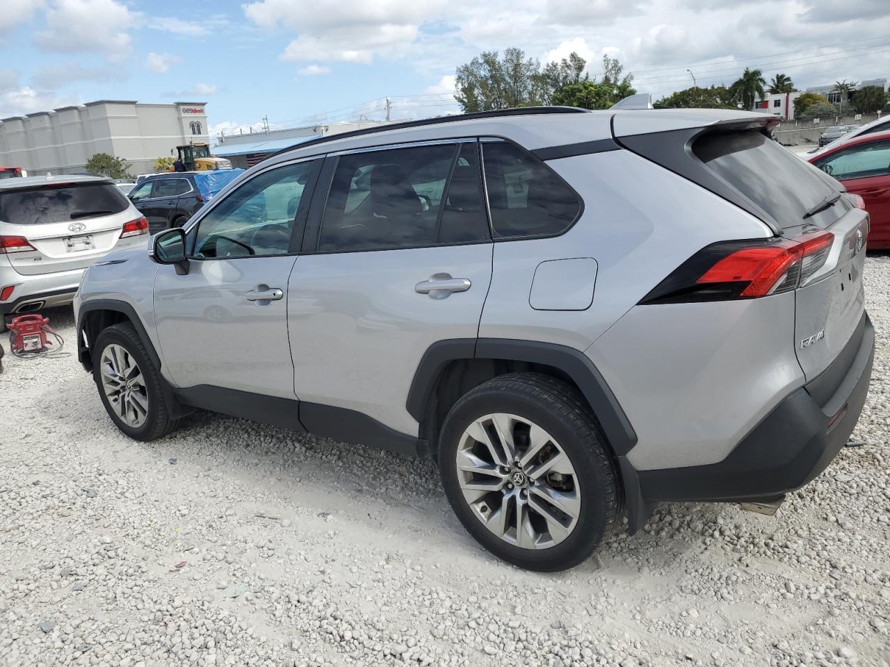 2022 TOYOTA RAV4 XLE P - Фото 2
