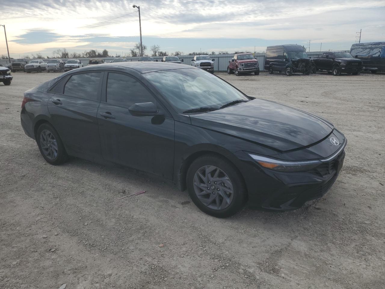 2024 HYUNDAI ELANTRA SE - Фото 4