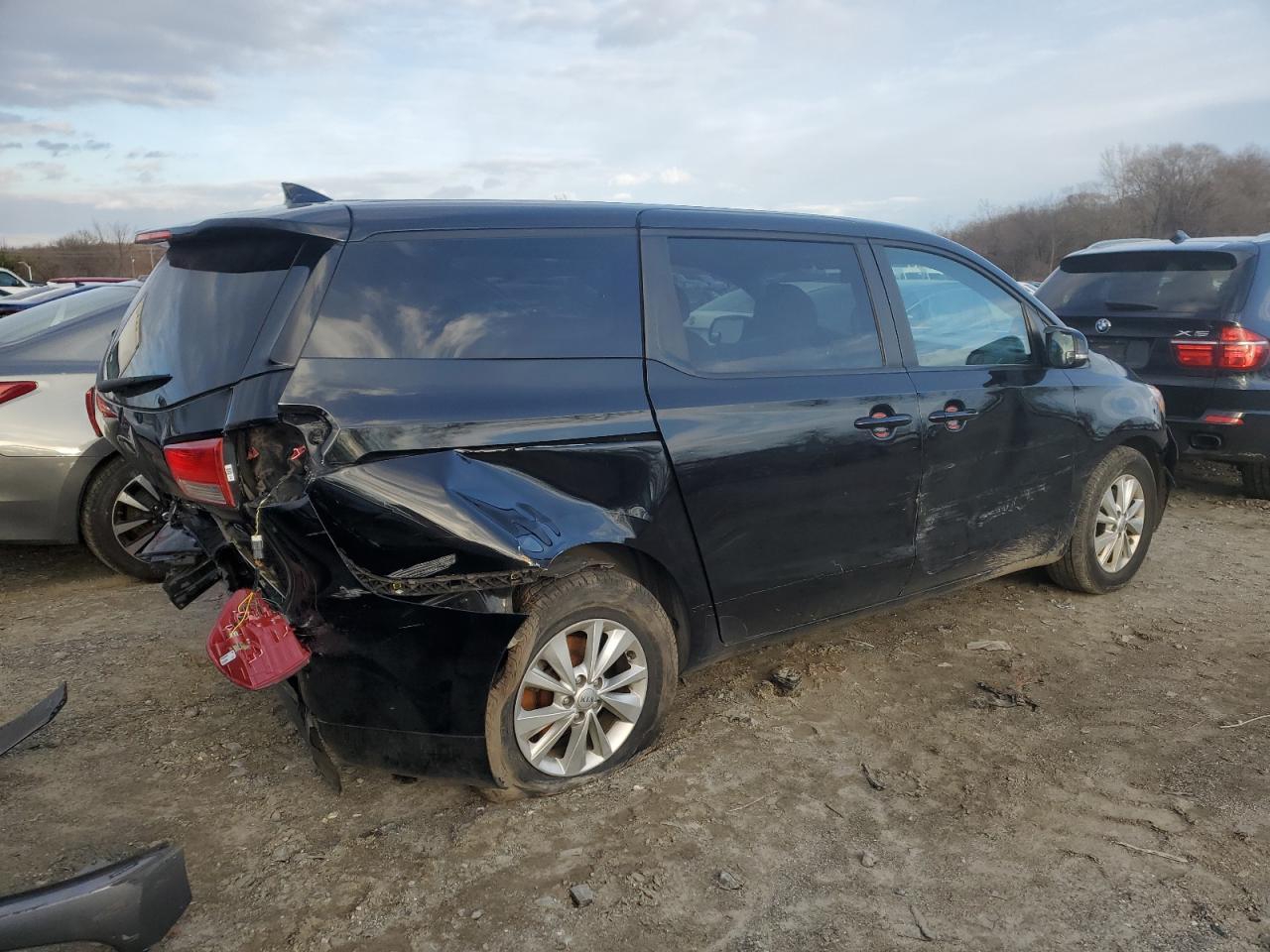 2017 KIA SEDONA LX - Image 3