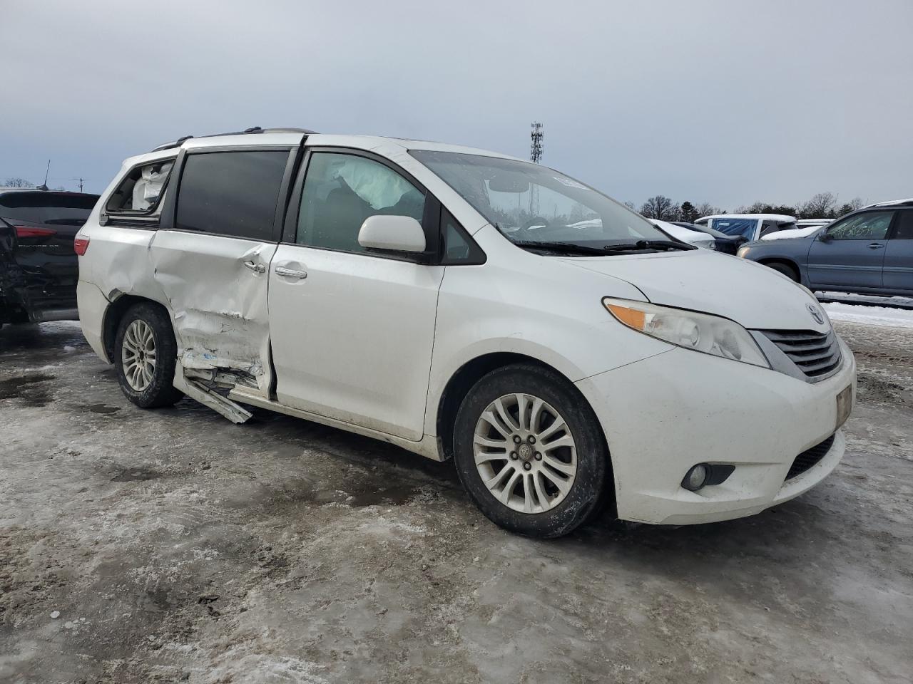 2015 TOYOTA SIENNA XLE - Фото 4