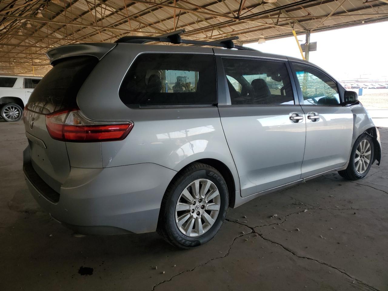 2015 TOYOTA SIENNA XLE - Image 3
