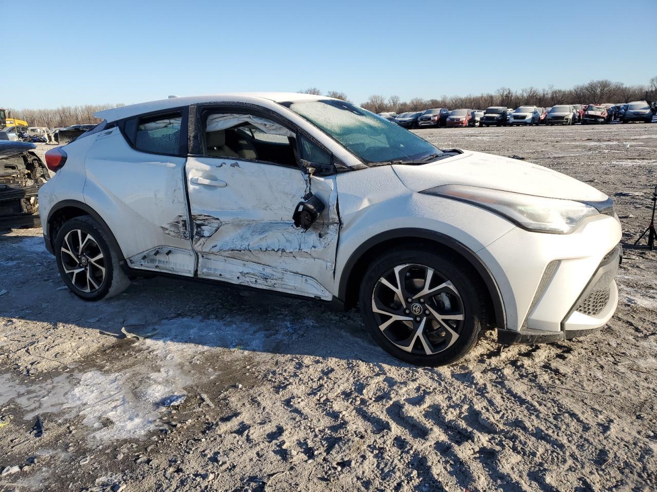 2022 TOYOTA C-HR XLE - Image 4