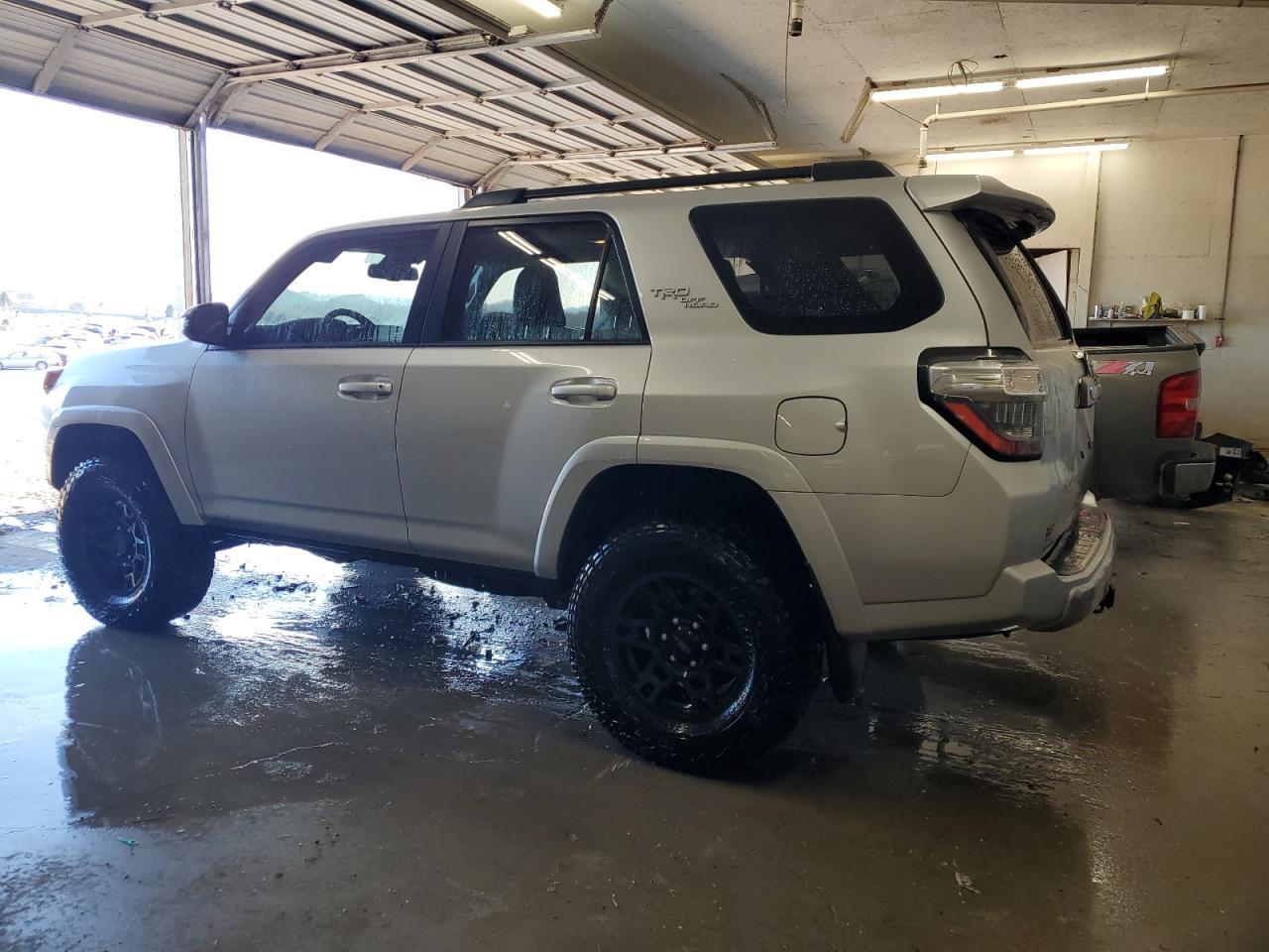 2022 TOYOTA 4RUNNER SR - Фото 2