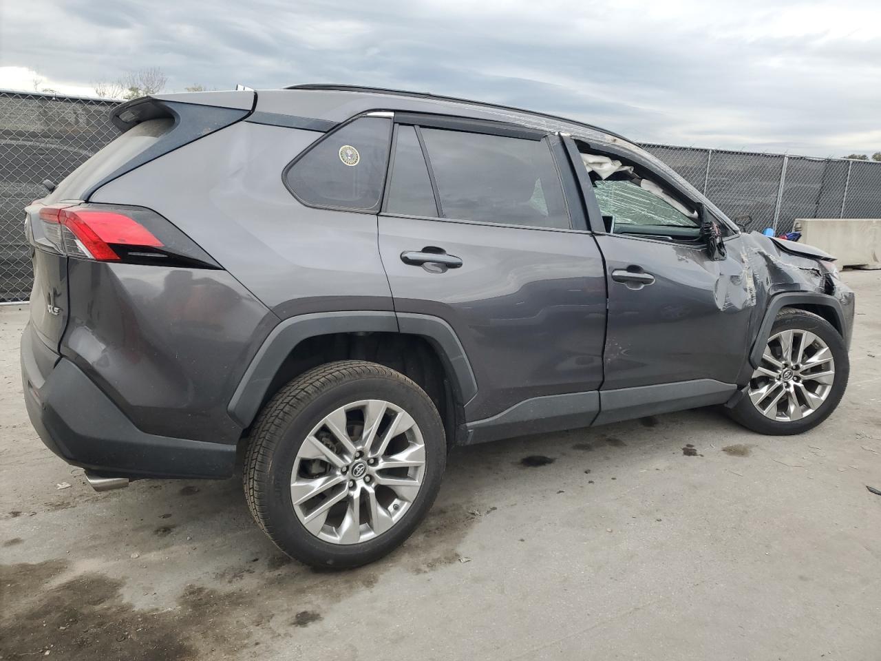 2019 TOYOTA RAV4 XLE P - Фото 3