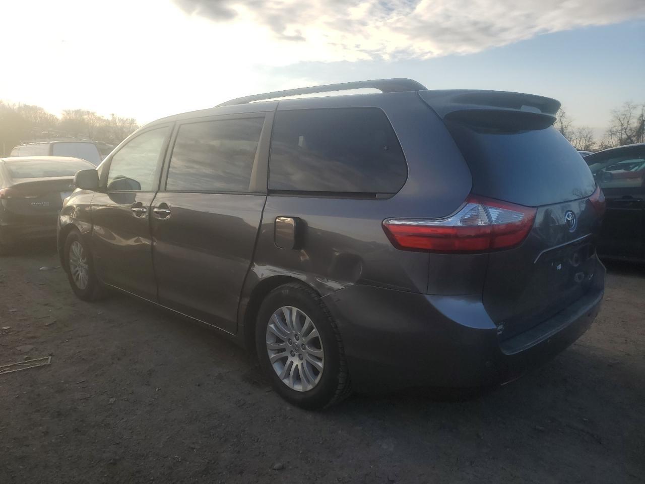 2015 TOYOTA SIENNA XLE - Фото 2