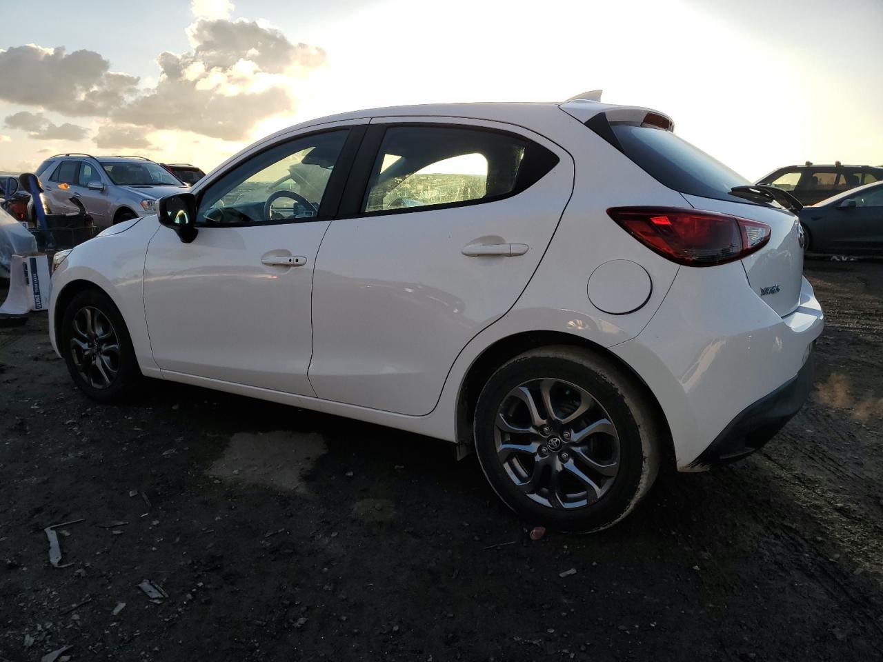 2020 TOYOTA YARIS LE - Фото 2