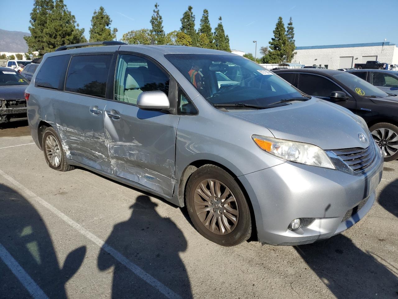 2015 TOYOTA SIENNA XLE - Фото 4