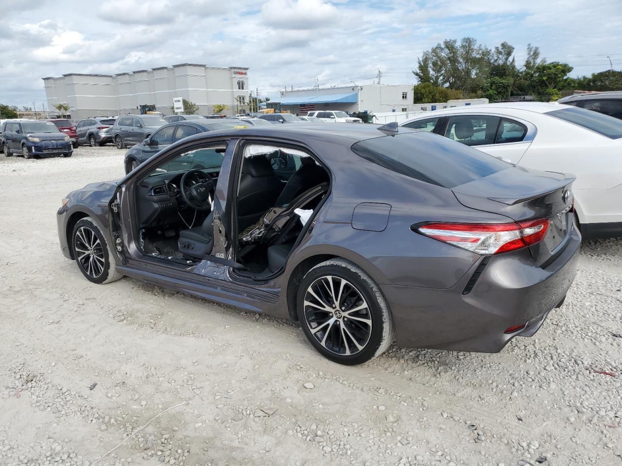 2020 TOYOTA CAMRY SE - Image 2