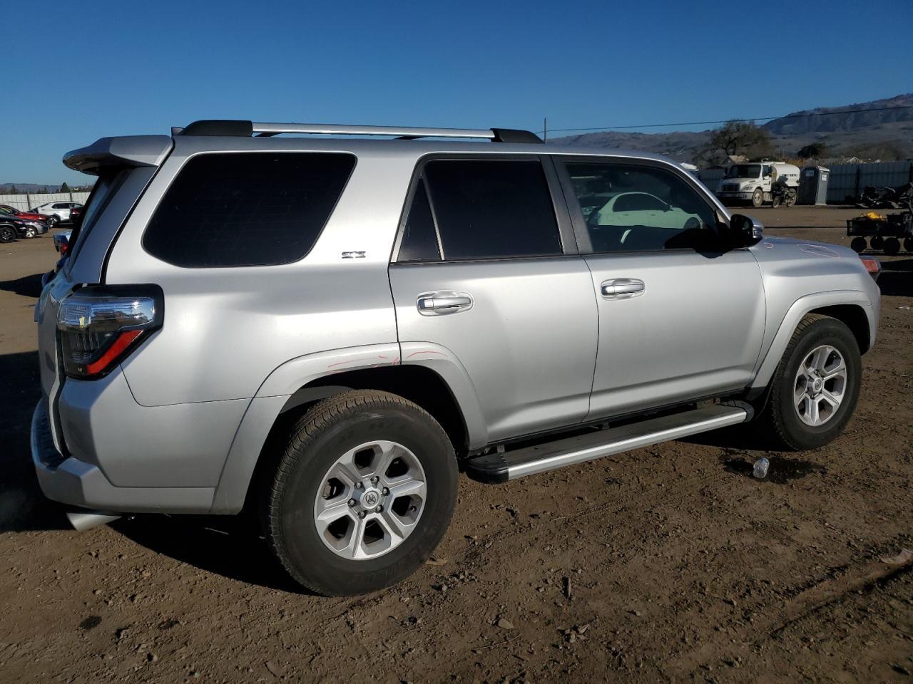 2022 TOYOTA 4RUNNER SR - Фото 3