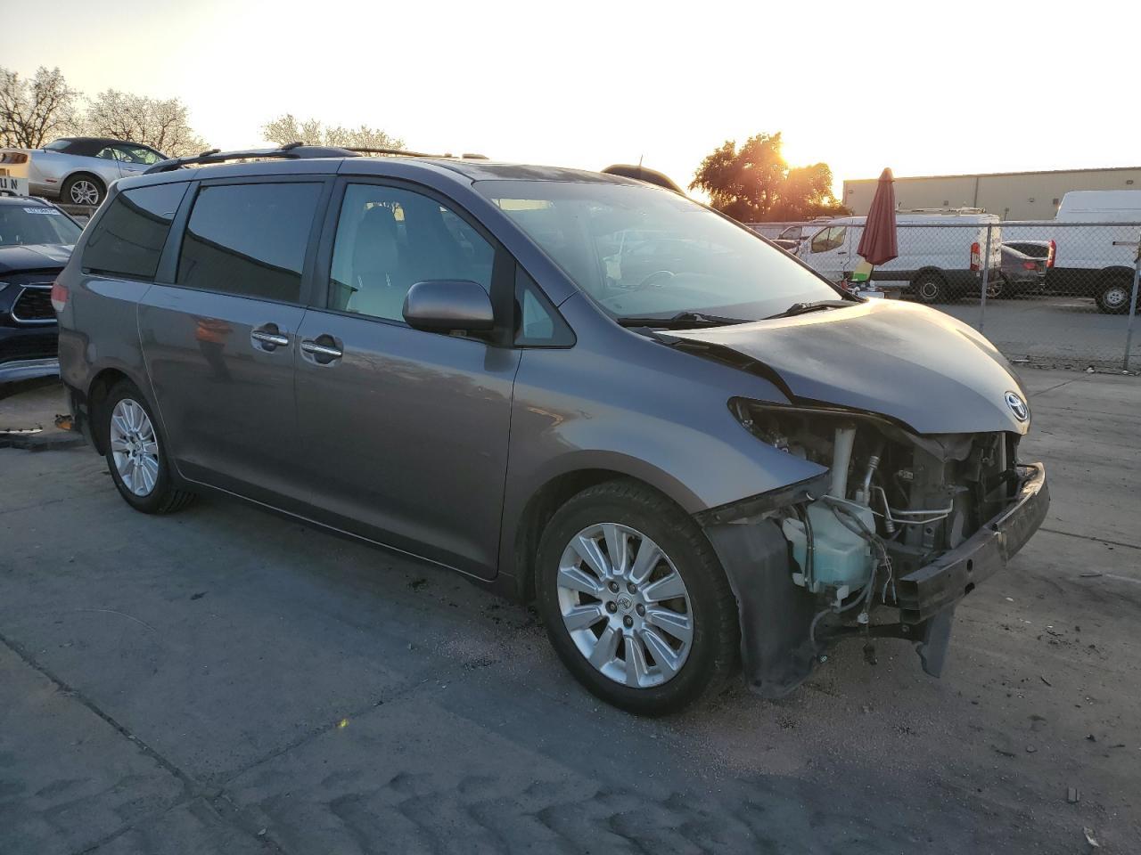 2011 TOYOTA SIENNA XLE - Фото 4