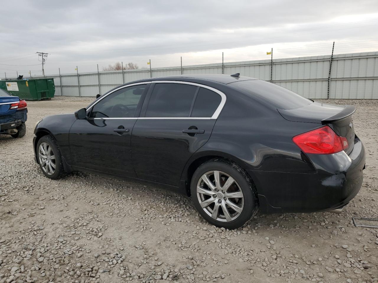 2011 INFINITI G37 - Image 2