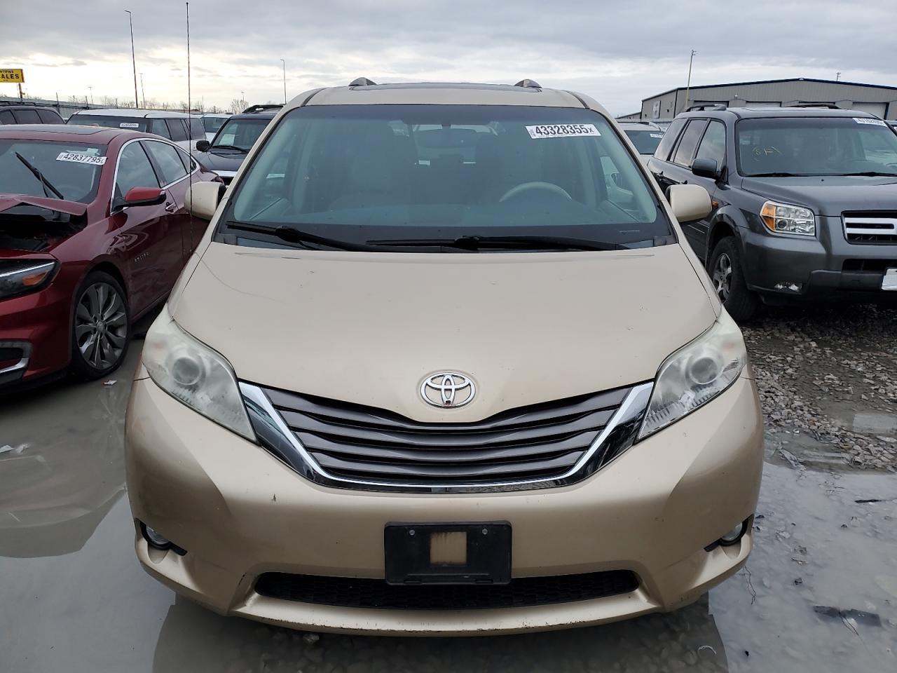 2011 TOYOTA SIENNA XLE - Image 5