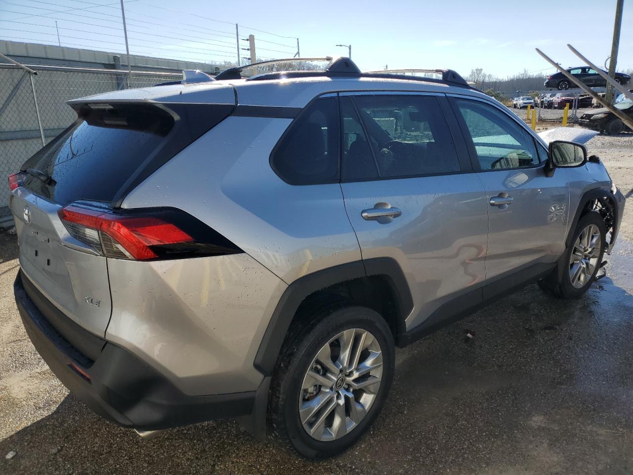 2024 TOYOTA RAV4 XLE P - Фото 3