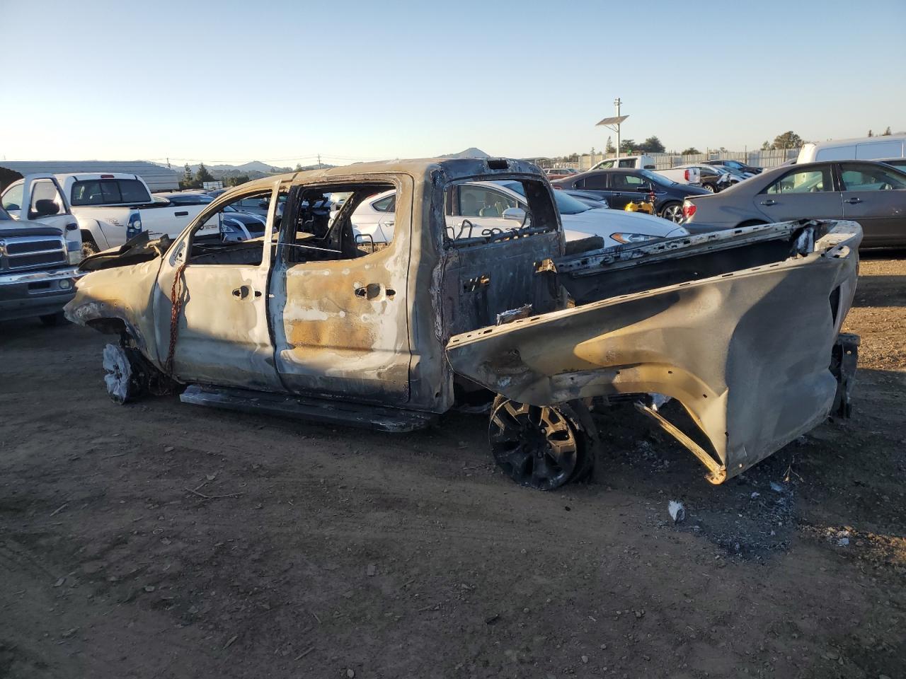 2018 TOYOTA TACOMA DOU - Фото 2