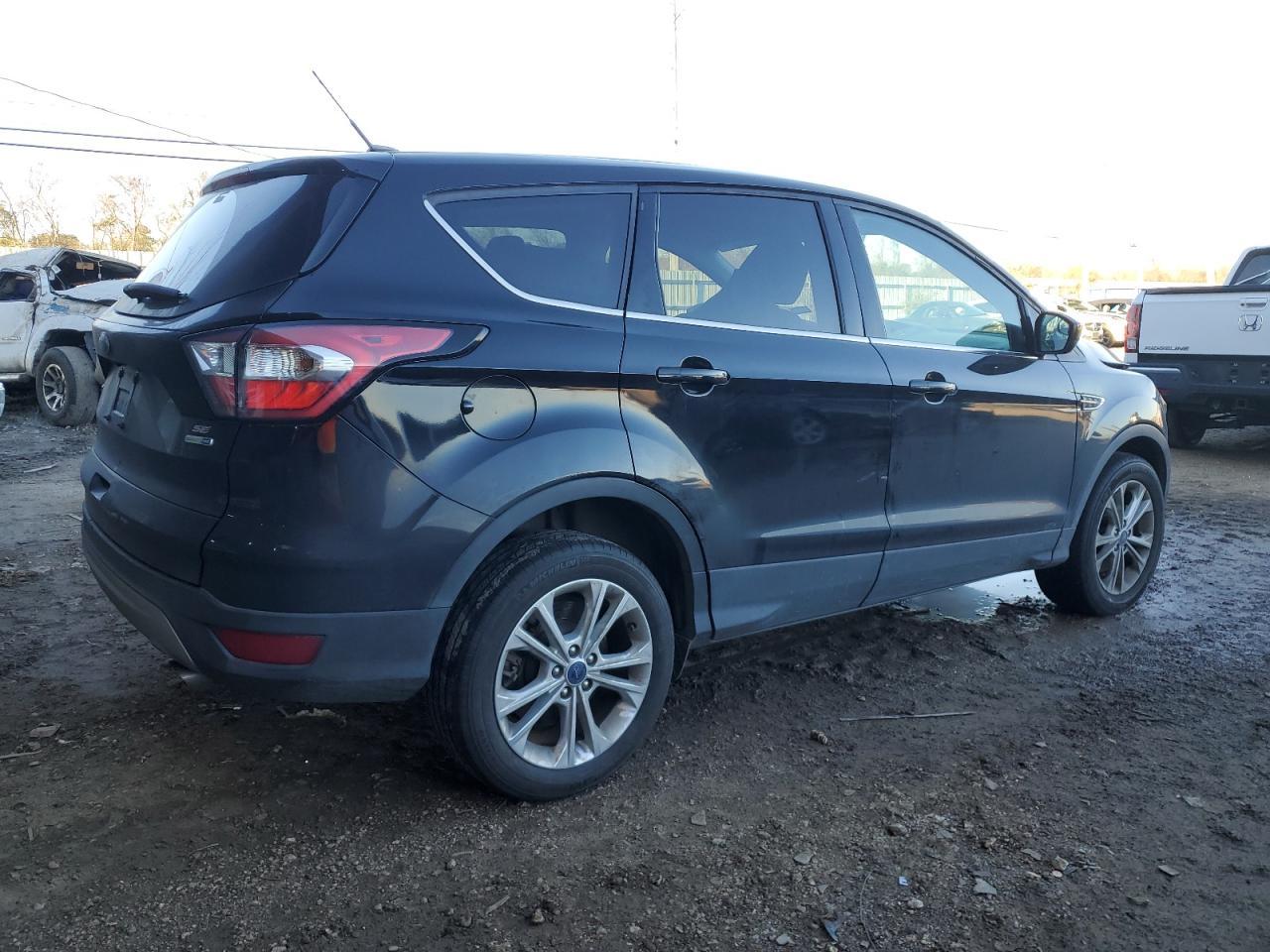 2017 FORD ESCAPE SE - Image 3