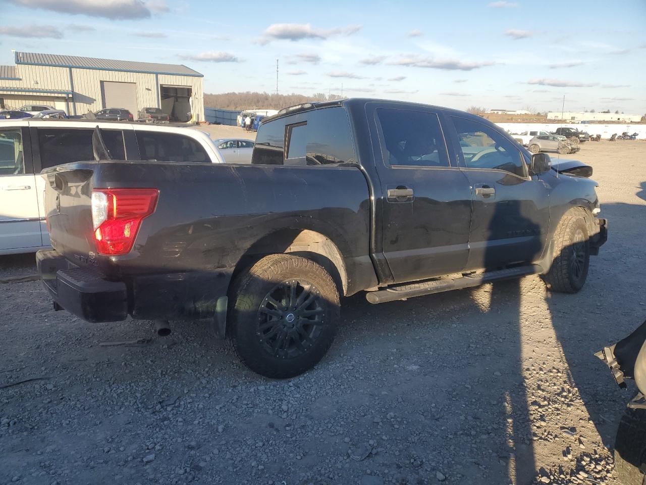 2018 NISSAN TITAN SV - Фото 3