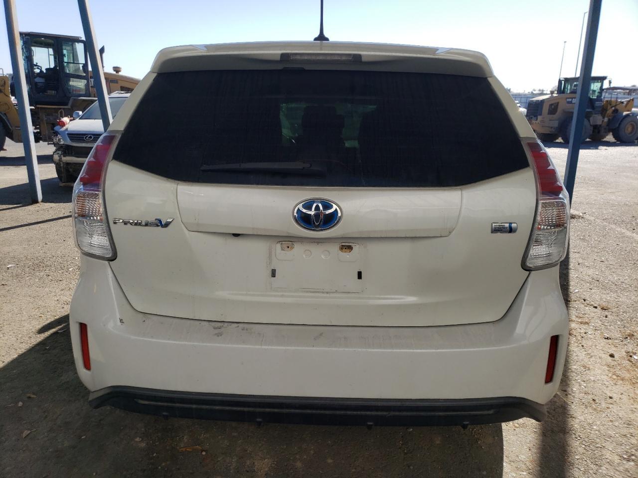 2017 TOYOTA PRIUS V - Image 6