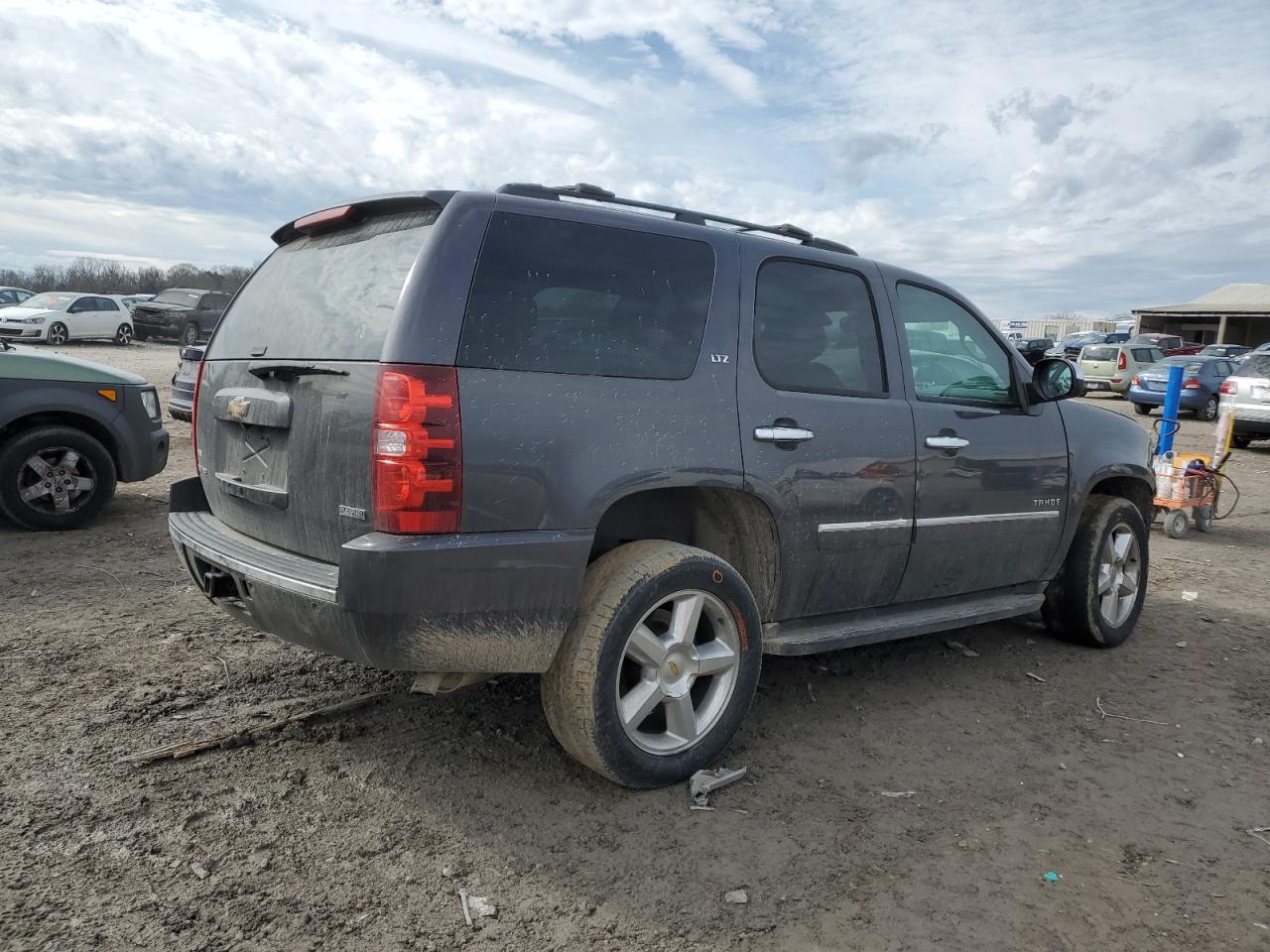 2011 CHEVROLET TAHOE K150 - Фото 3