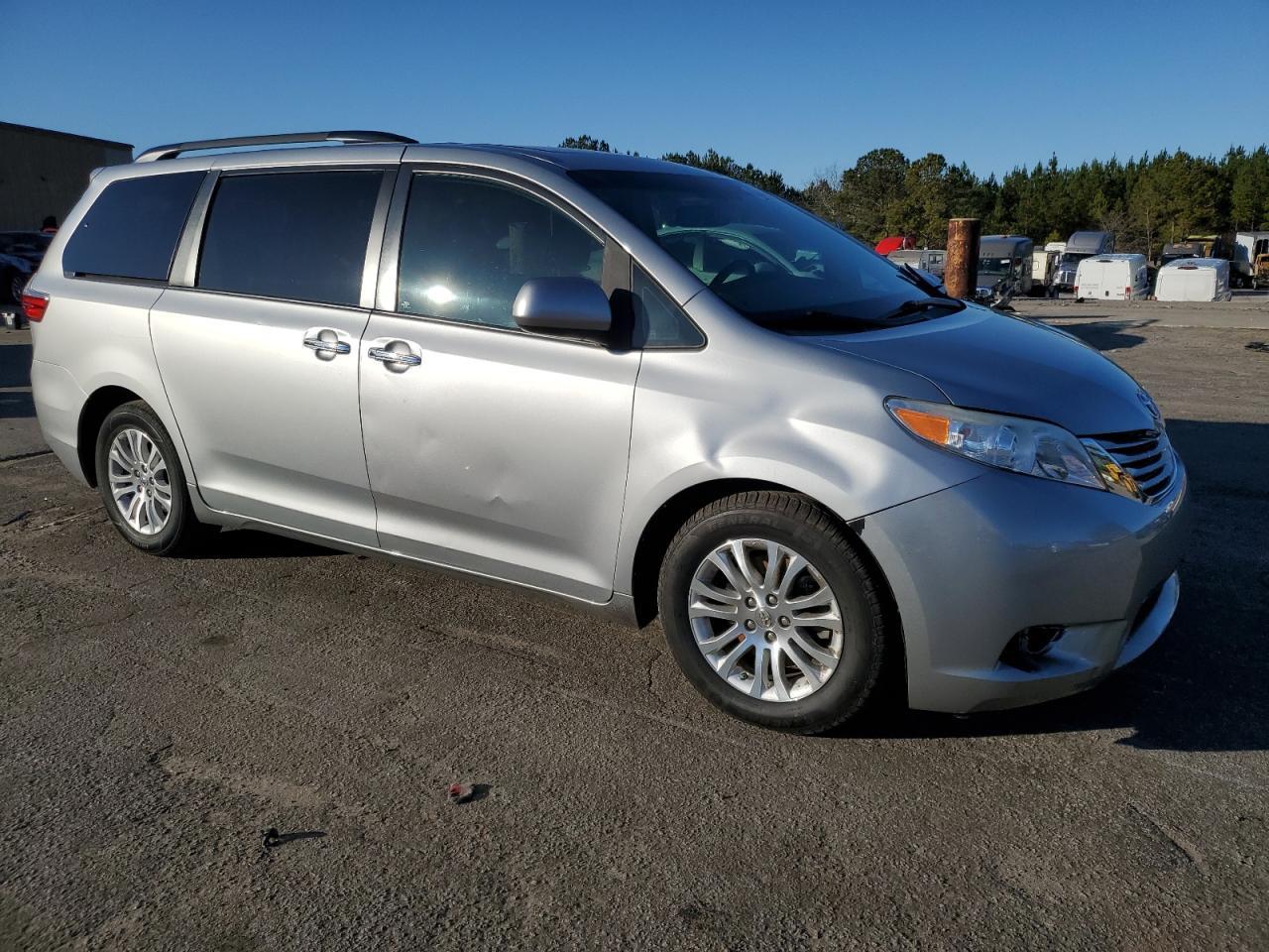 2015 TOYOTA SIENNA XLE - Фото 4