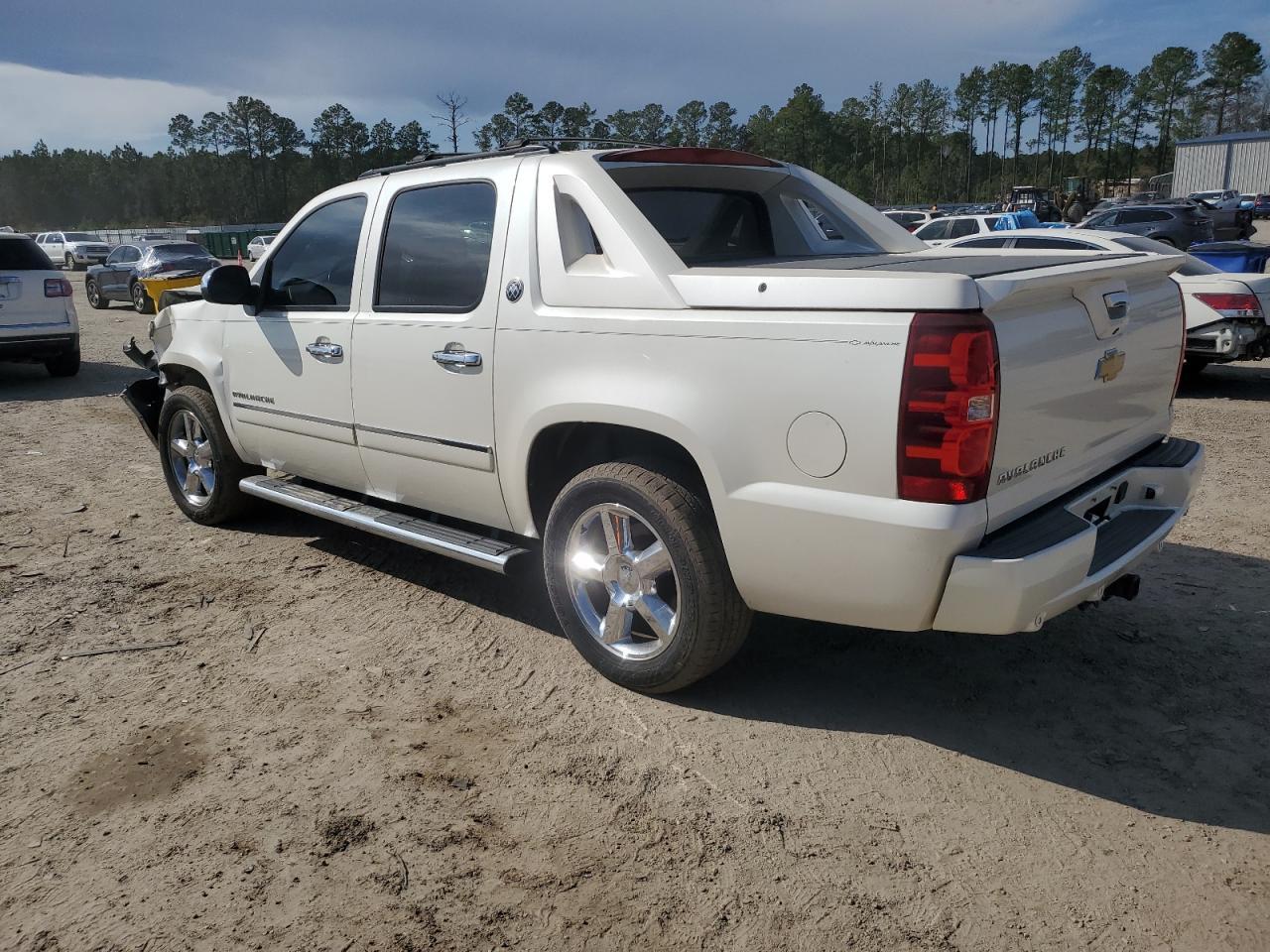2013 CHEVROLET AVALANCHE - Фото 2