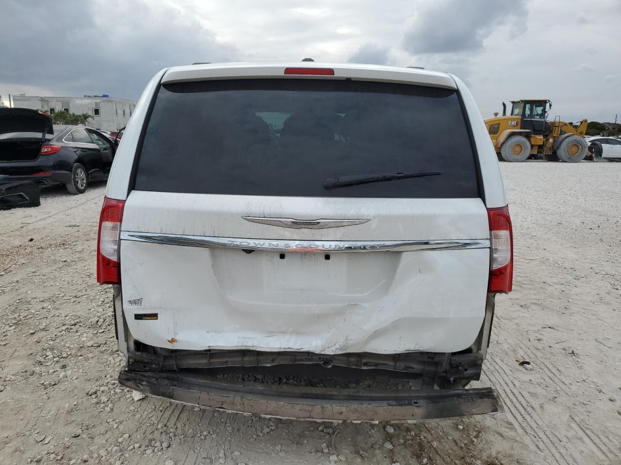 2014 CHRYSLER TOWN & COU - Image 6
