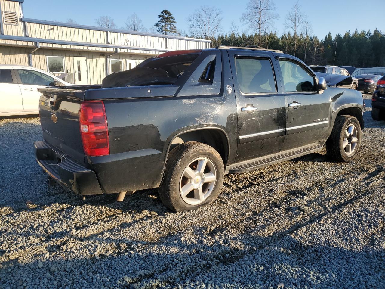 2013 CHEVROLET AVALANCHE - Image 3