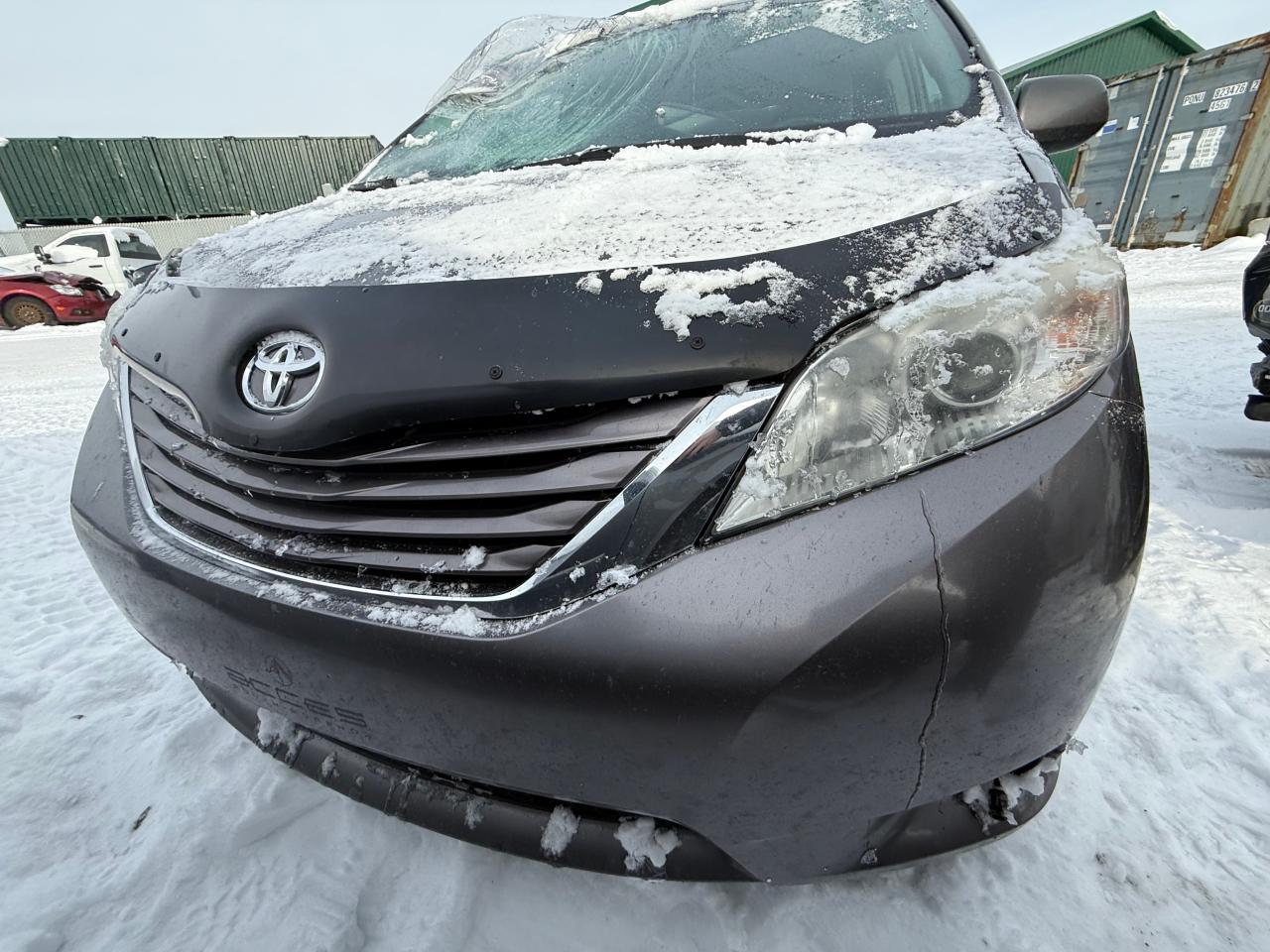 2015 TOYOTA SIENNA LE - Фото 5
