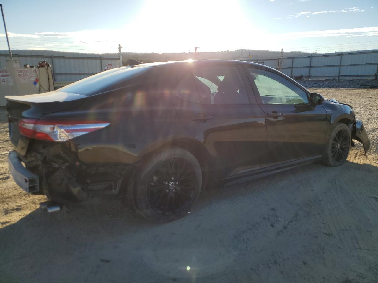 2020 TOYOTA CAMRY SE - Фото 3