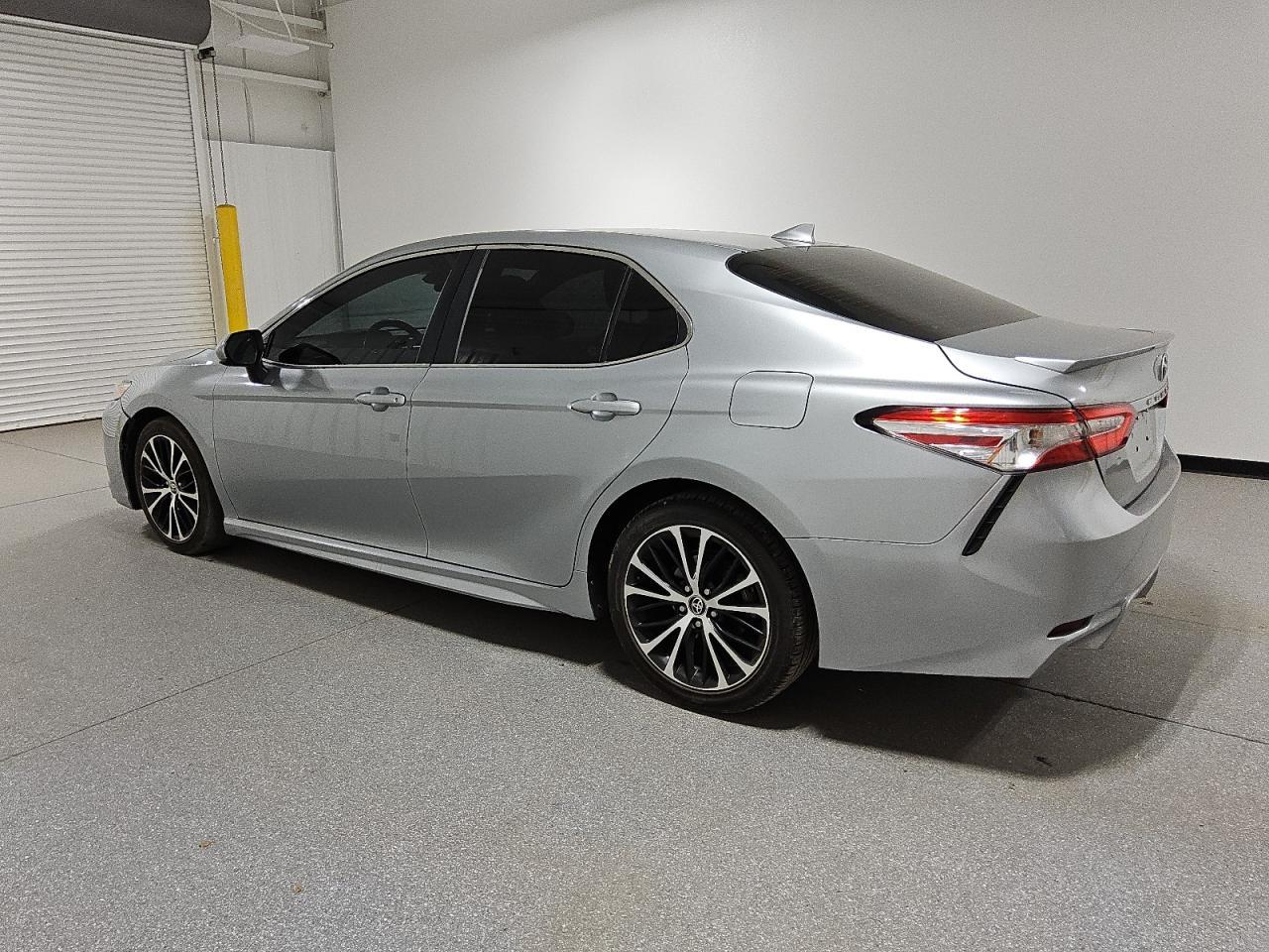 2020 TOYOTA CAMRY SE - Фото 2