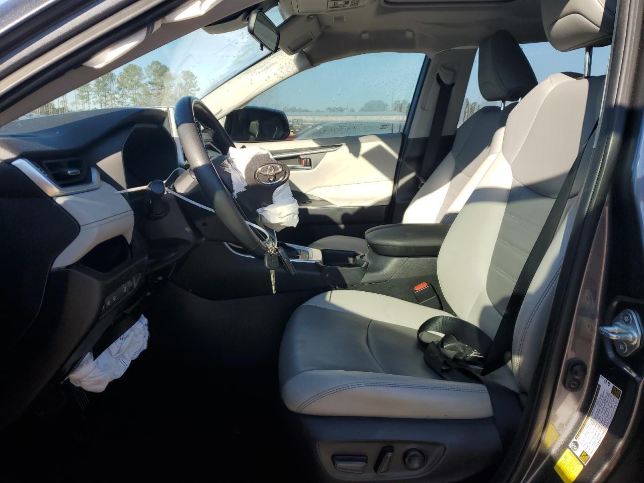 2020 TOYOTA RAV4 XLE P - Фото 7