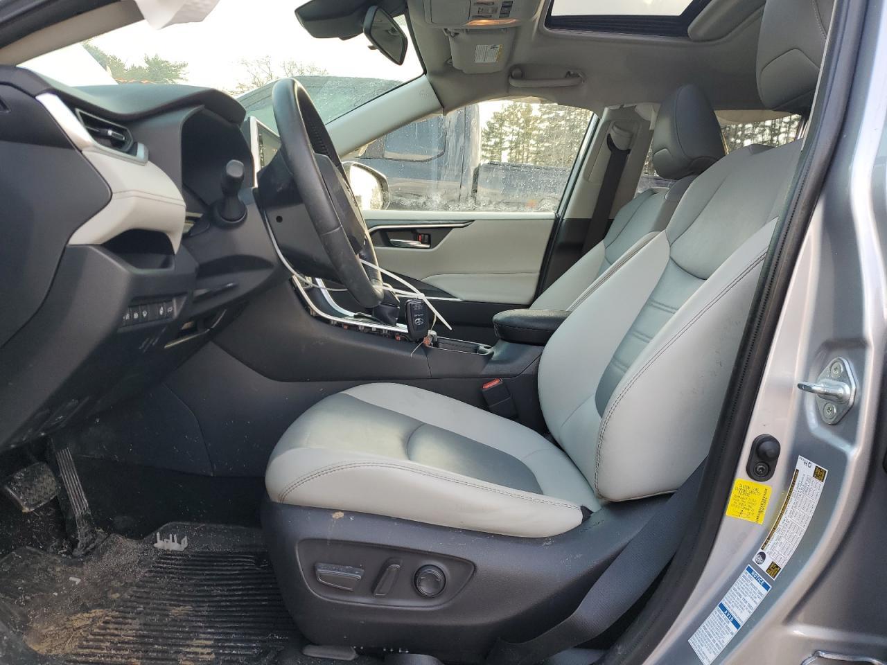 2019 TOYOTA RAV4 XLE P - Фото 7