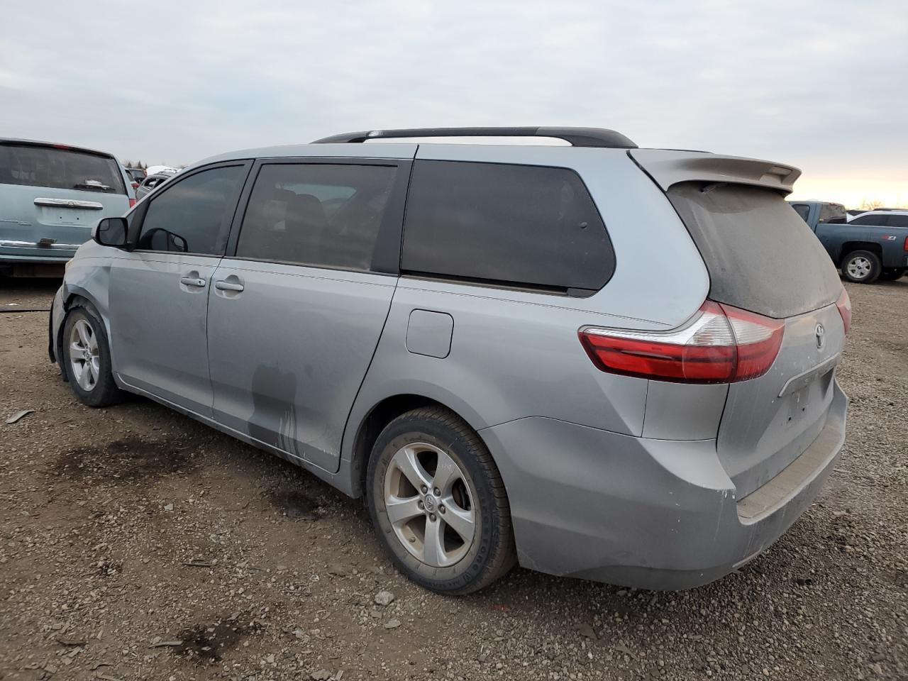 2015 TOYOTA SIENNA LE - Фото 2