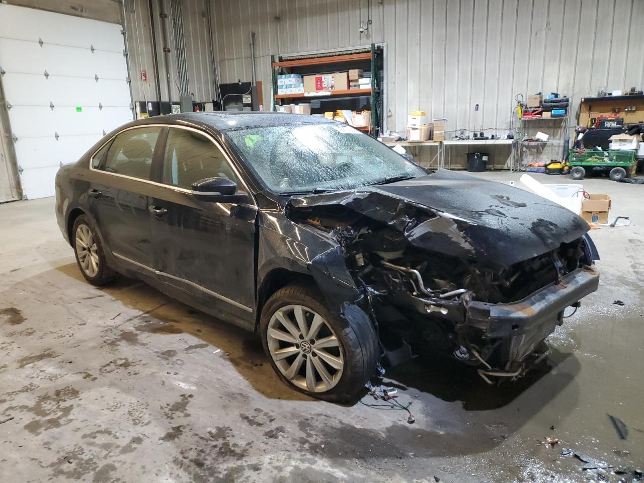 2013 VOLKSWAGEN PASSAT SEL - Image 4