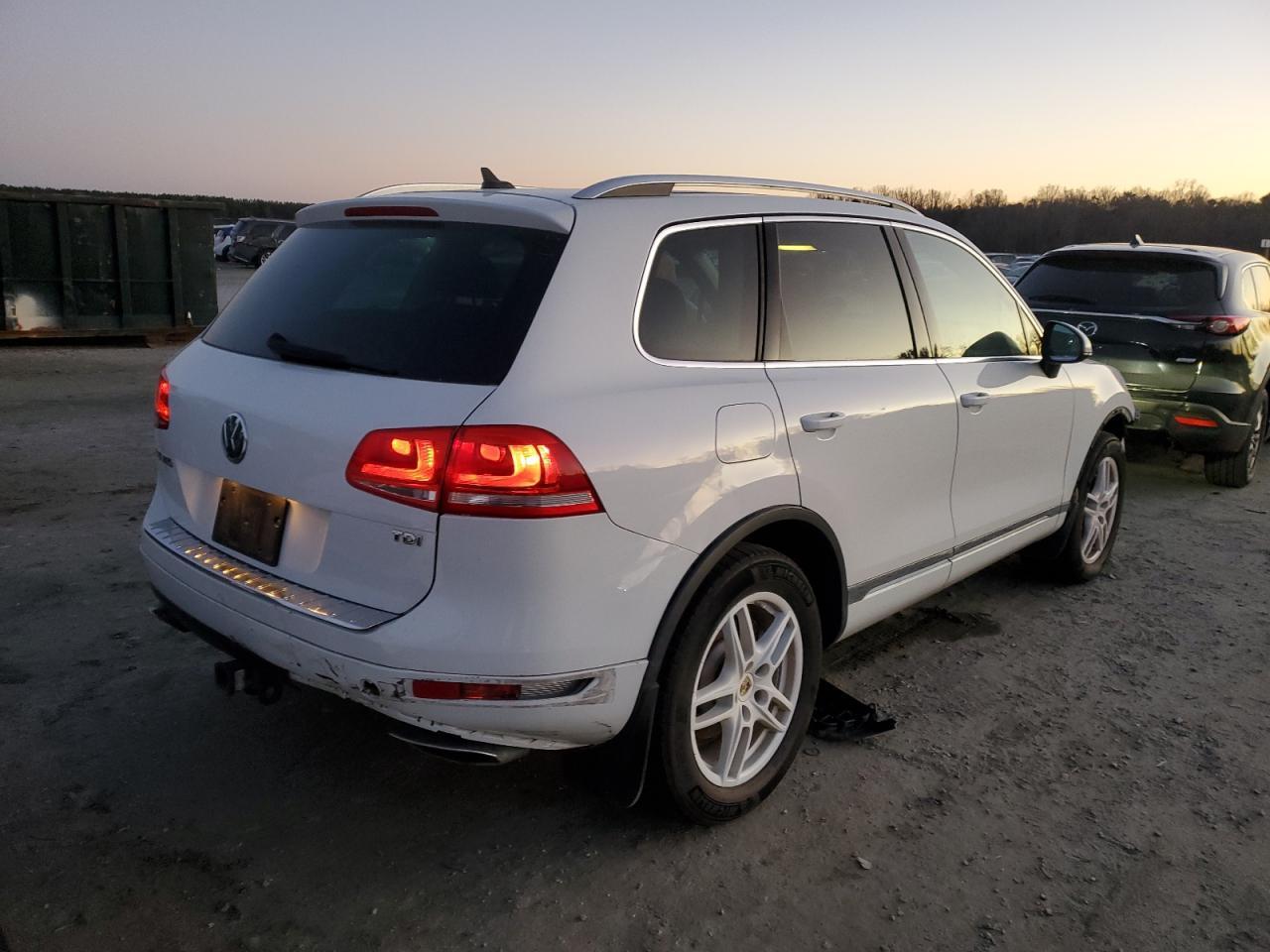 2013 VOLKSWAGEN TOUAREG V6 - Image 3