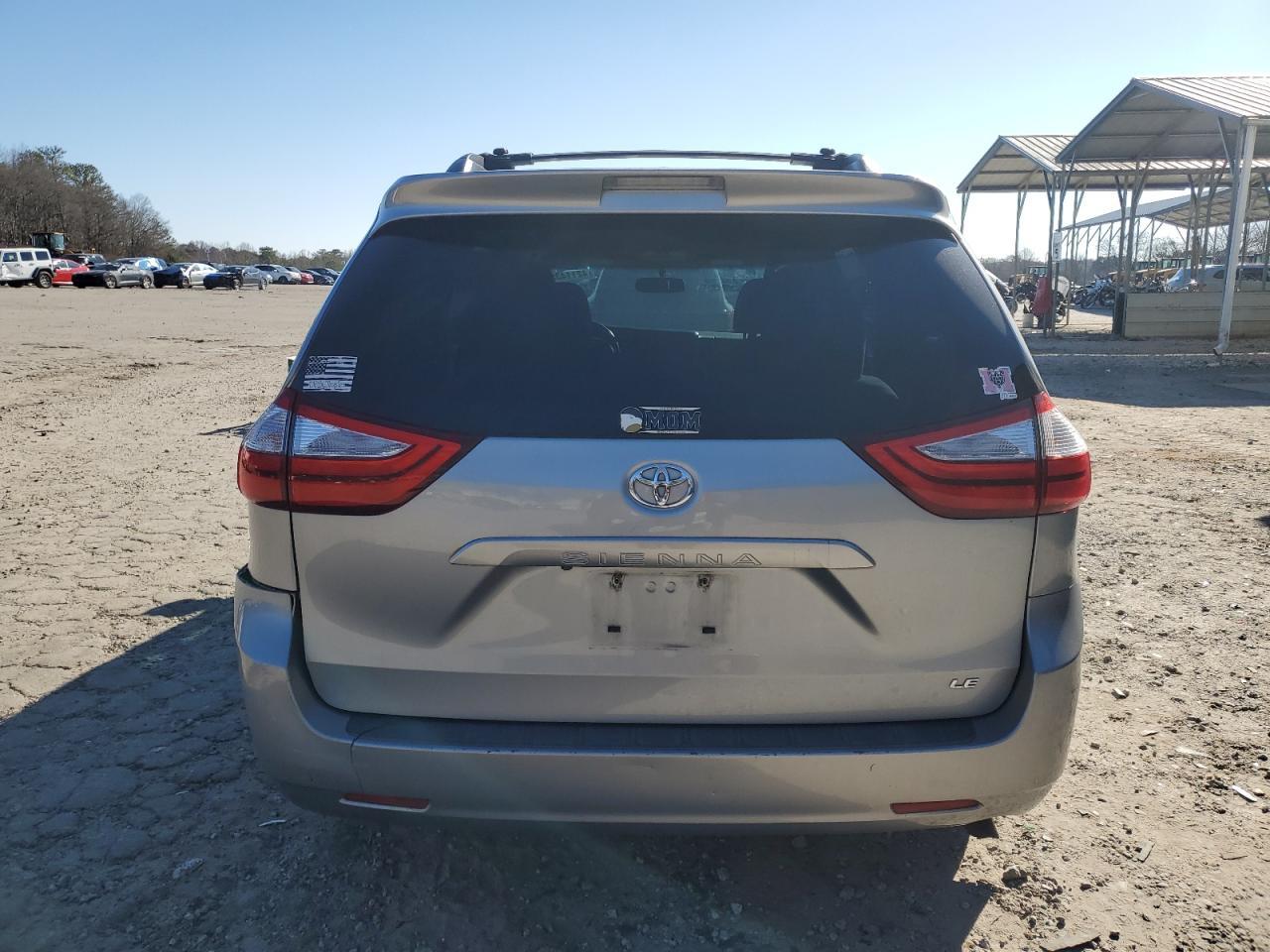 2015 TOYOTA SIENNA LE - Фото 6