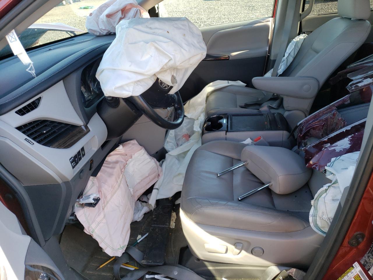 2015 TOYOTA SIENNA XLE - Image 7