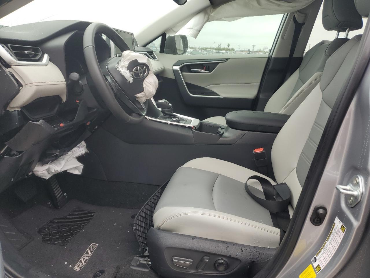 2024 TOYOTA RAV4 XLE P - Фото 7