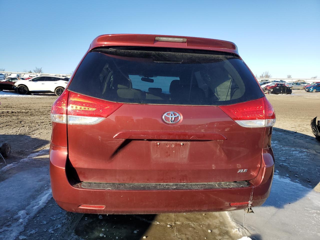 2013 TOYOTA SIENNA XLE - Фото 6