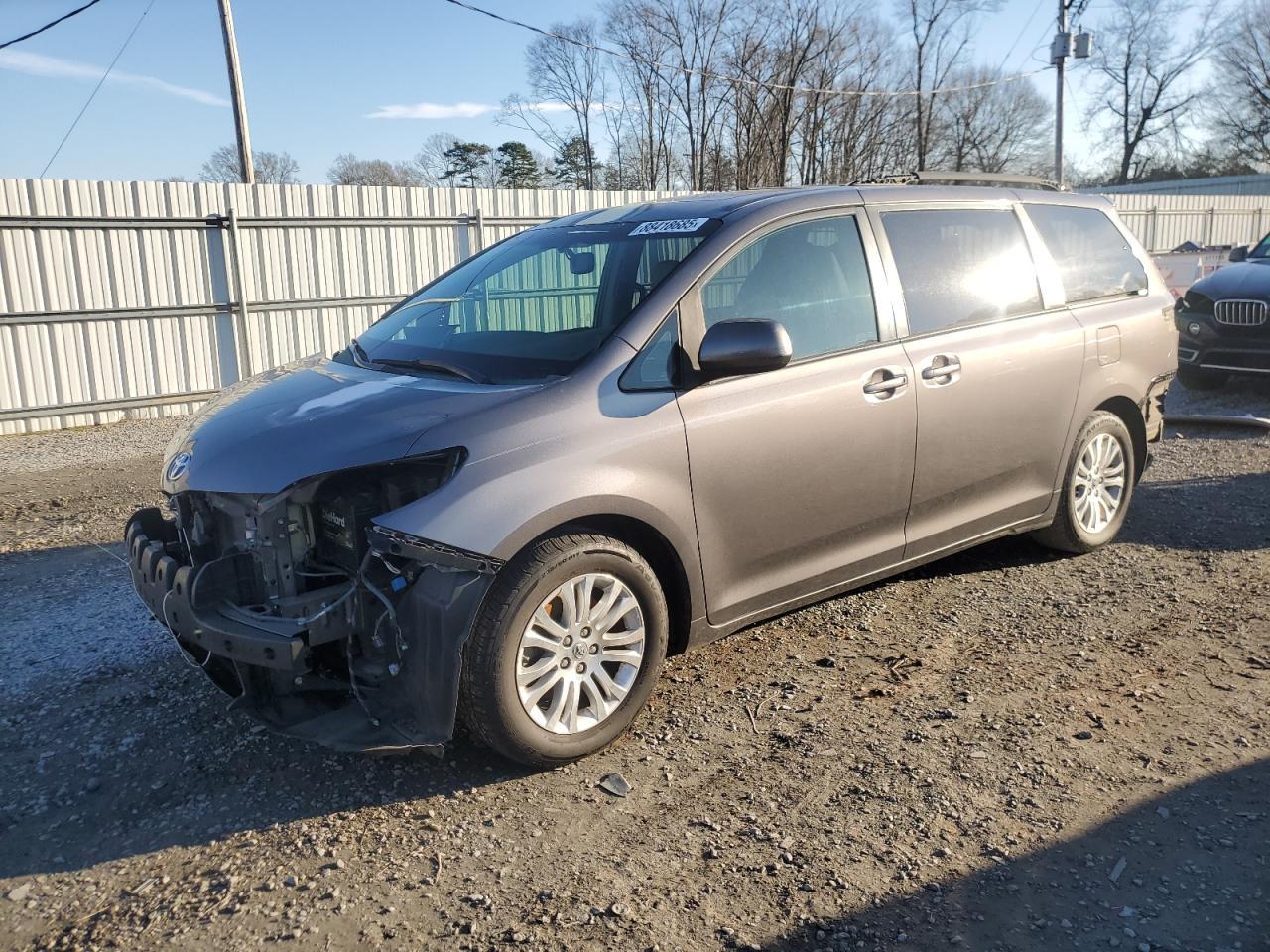 2013 TOYOTA SIENNA XLE