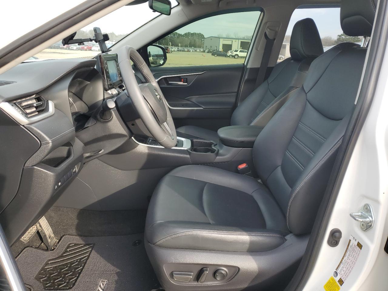 2019 TOYOTA RAV4 XLE P - Фото 7