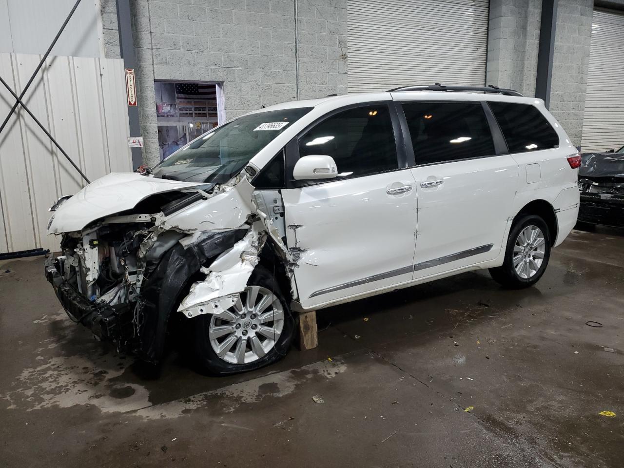 2015 TOYOTA SIENNA XLE