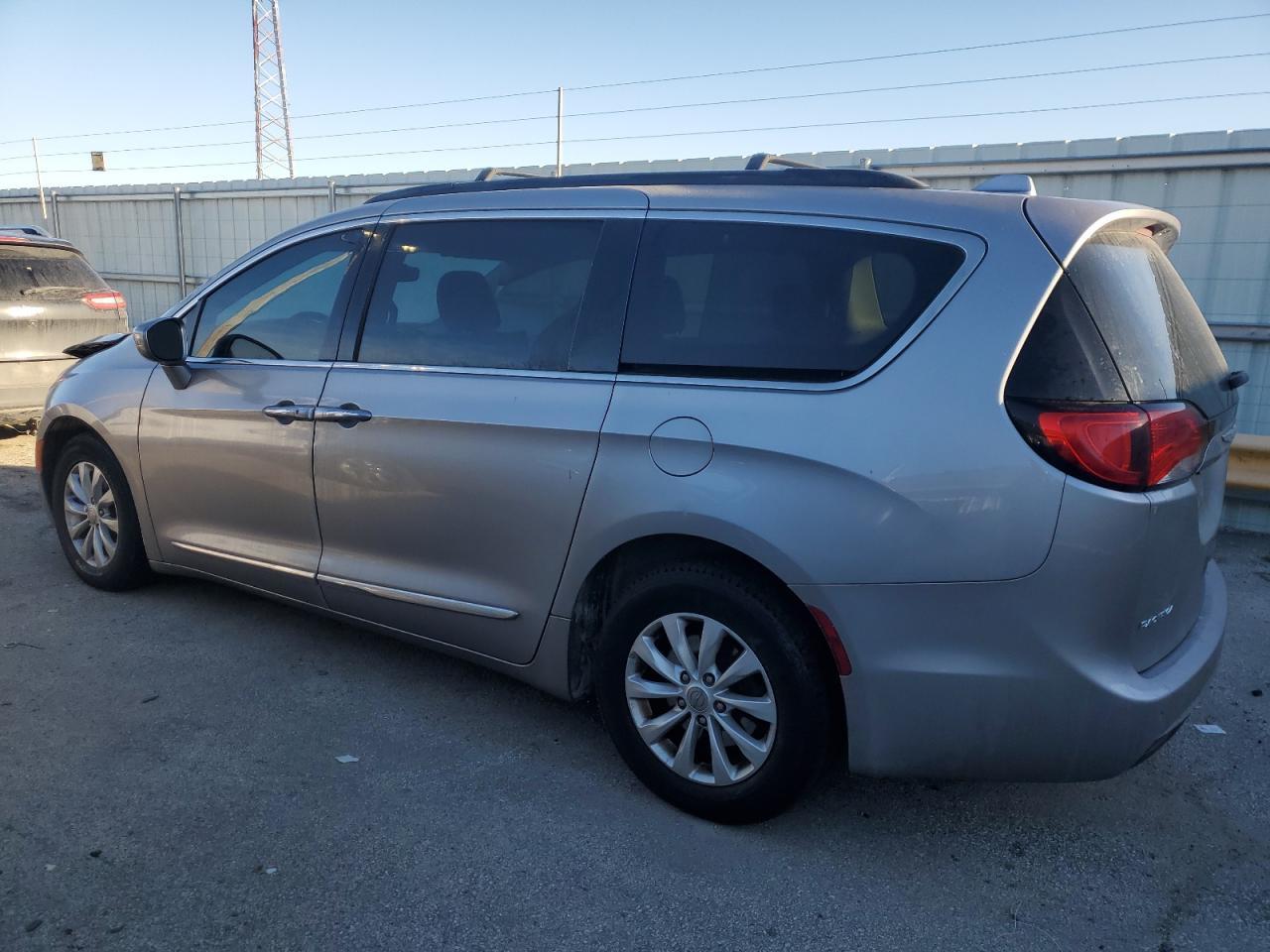 2017 CHRYSLER PACIFICA T - Image 2