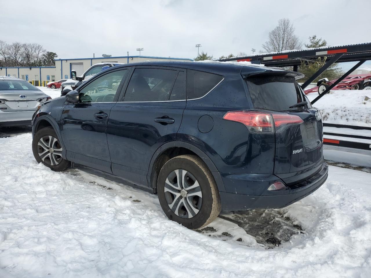 2018 TOYOTA RAV4 LE - Фото 2