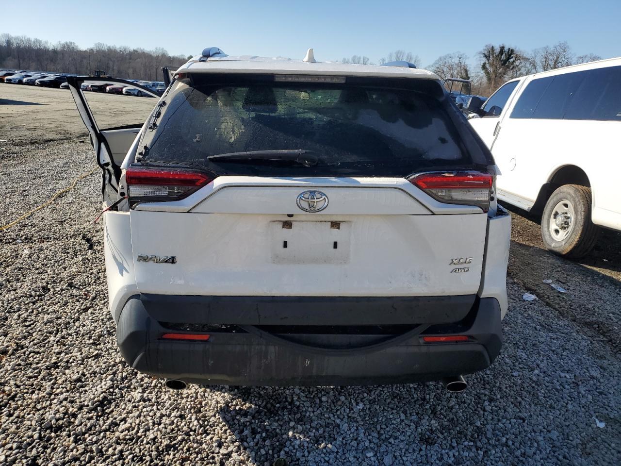 2020 TOYOTA RAV4 XLE - Image 6