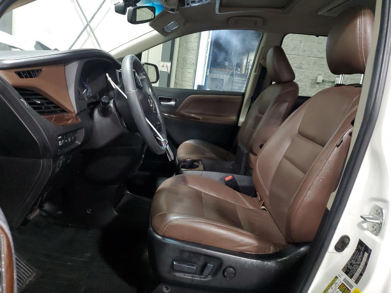 2015 TOYOTA SIENNA XLE - Image 7