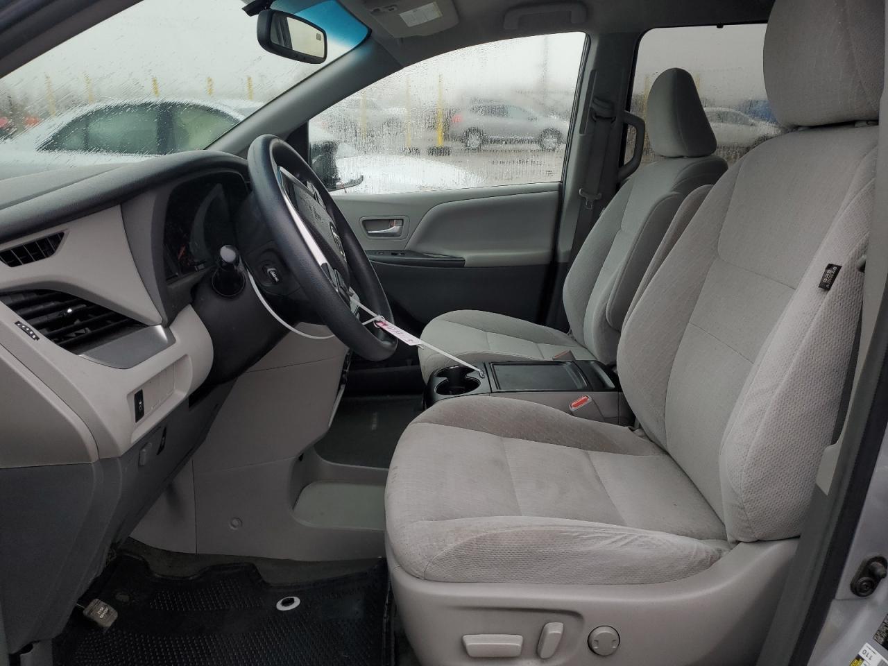 2015 TOYOTA SIENNA LE - Фото 7