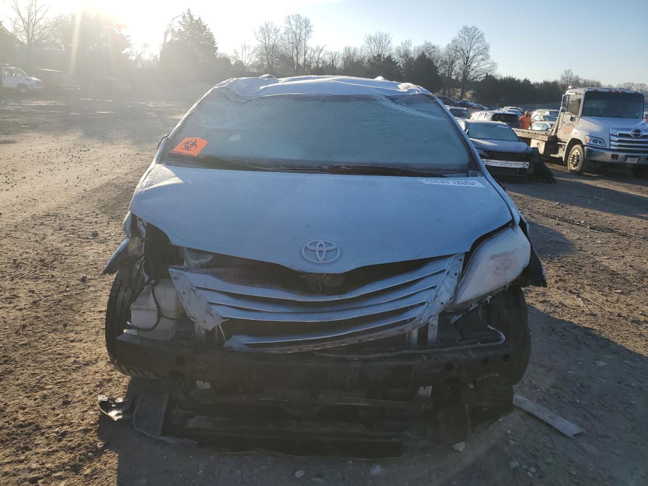 2015 TOYOTA SIENNA LE - Фото 5