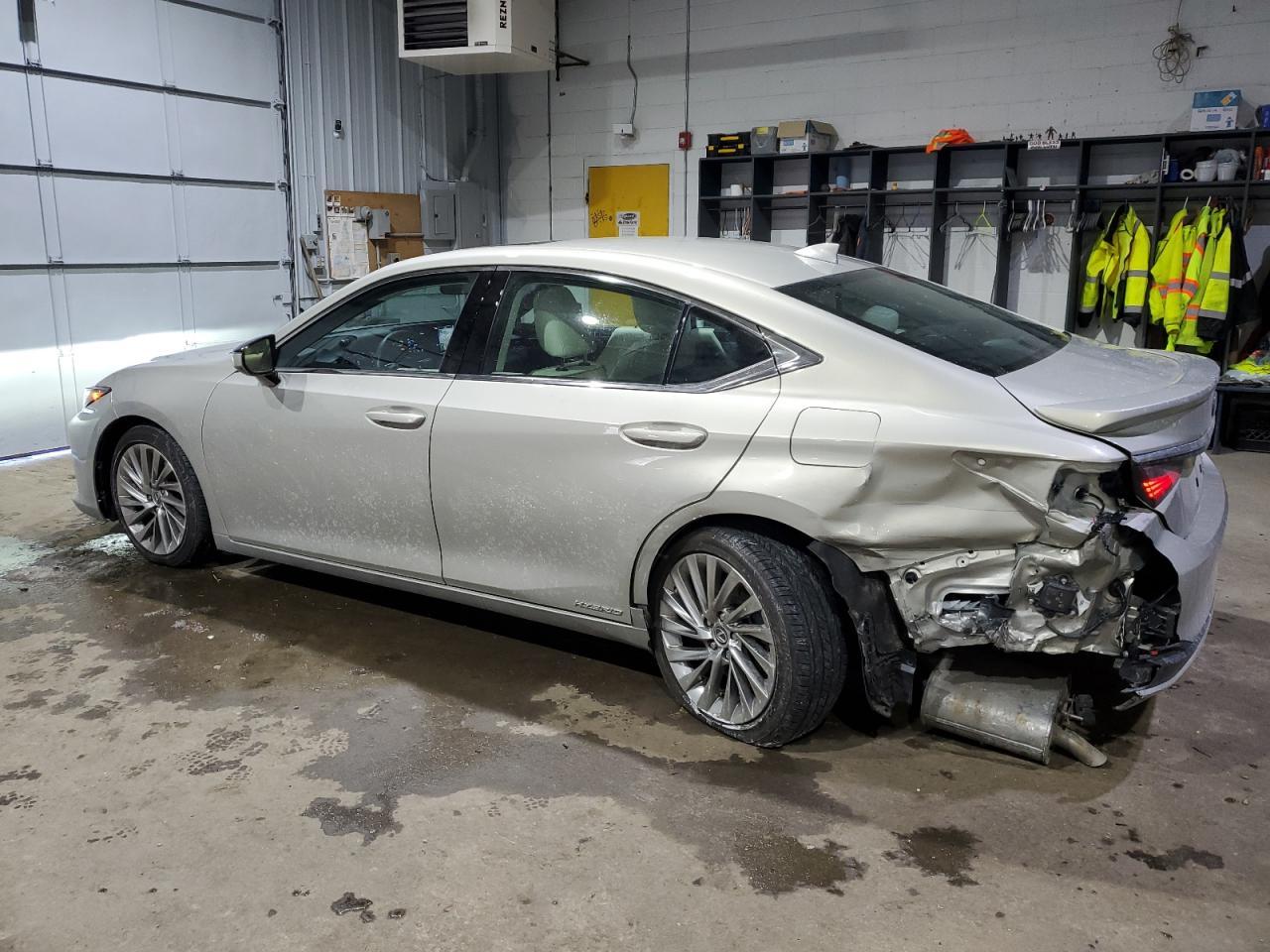 2022 LEXUS ES 300H BA - Image 2