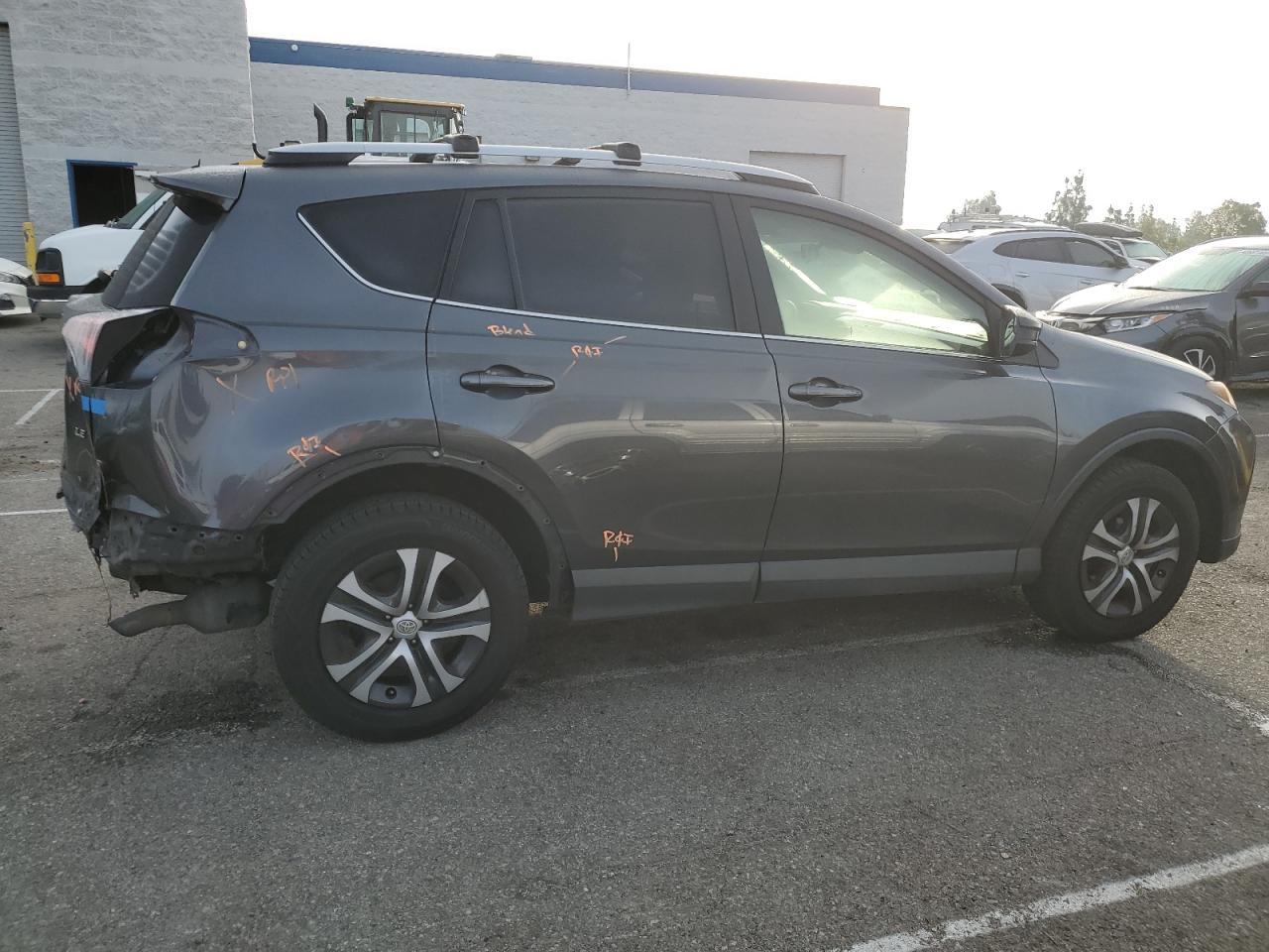 2017 TOYOTA RAV4 LE - Фото 3